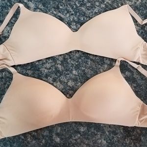 2 Victoria's Secret bras 40C